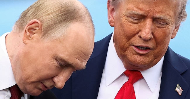  Il presidente degli Stati Uniti Donald Trump parla con il presidente russo Vladimir Putin durante un incontro per negoziare la fine della guerra in Ucraina, presso la Joint Base Elmendorf-Richardson ad Anchorage, in Alaska (Stati Uniti), il 15 agosto 2025. REUTERS/Kevin Lamarque/Foto d'archivio REUTERS