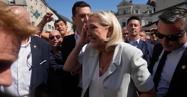 La leader di estrema destra Marine Le Pen visita un mercato durante la sua campagna elettorale a La Fleche, nella Francia occidentale, mercoledì 8 luglio 2026. (AP Photo/Michel Euler) APN