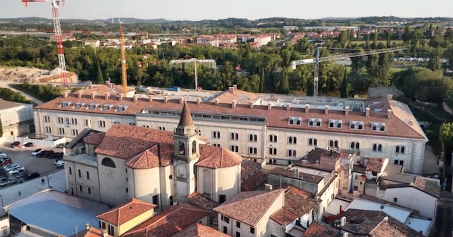 La facciata dell’ex “Caserma XXX maggio” a Peschiera del Garda che diventerà un hotel 5 stelle del gruppo Th Resorts