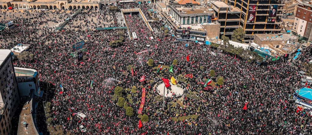 epa13100885 Una foto diffusa dall’Ufficio della Guida Suprema iraniana mostra la folla che partecipa ai funerali del defunto Ayatollah Ali Khamenei, Guida Suprema iraniana, nella città di Mashhad, in Iran, il 9 luglio 2026. Khamenei sarà sepolto nella sua città natale, Mashhad, sede del santuario dell’Imam Reza, il luogo più sacro per i musulmani sciiti in Iran, al termine di diversi giorni di cerimonie e processioni in tutto il Paese.  EPA EPA