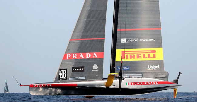 epa11608305 Luna Rossa Prada Pirelli of Italy compete against NYYC American Magic (unseen) of US on the third day of the Louis Vuitton Cup Semi-Finals within the America's Cup sailing competition, in Barcelona, Spain, 16 September 2024. EPA/TONI ALBIR EPA