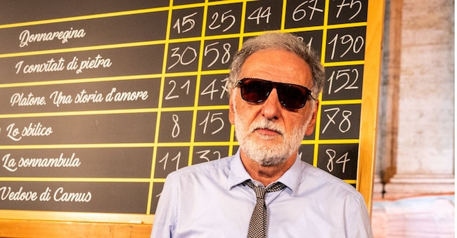 Michele Mari, vincitore del Premio Strega 2026, con gli occhiali Persol realizzati per celebrare gli 80 anni del riconoscimento