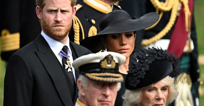 FOTO D'ARCHIVIO: Meghan, duchessa del Sussex, reagisce mentre, insieme al principe Harry, duca del Sussex, alla regina Camilla e al re Carlo, partecipa ai funerali di Stato e alla sepoltura della regina Elisabetta d'Inghilterra, a Londra, il 19 settembre 2022. REUTERS/Toby Melville/Foto d'archivio REUTERS