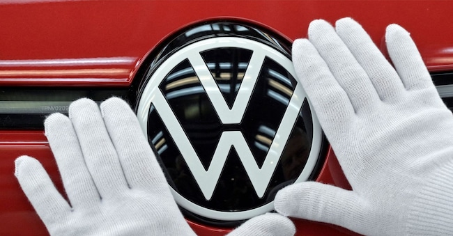 FOTO D'ARCHIVIO: Un tecnico pulisce il logo VW durante l'ispezione finale di una auto elettrica il 14 maggio 2025. REUTERS/Matthias Rietschel/Foto d'archivio REUTERS