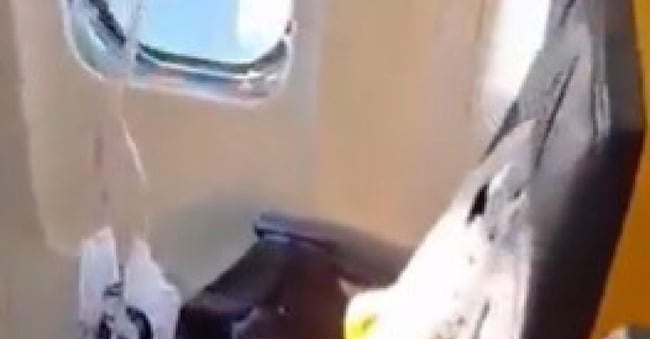 Un frame da video di Radio Thessaloniki postato sui social mostra l'interno del volo Ryanair operato da Malta Air in Grecia, a bordo del quale si è rotto un motore con alcuni frammenti che hanno colpito un finestrino rischiando il risucchio del passeggero che era seduto accanto, 10 luglio 2026 x/AirportHaber+ ANSA