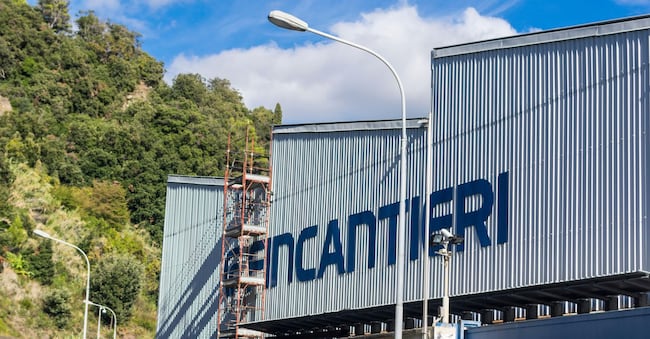 H774W6 Fincantieri logo on a building of their shipyard at Riva Trigoso, Italy. Alamy Stock Photo
