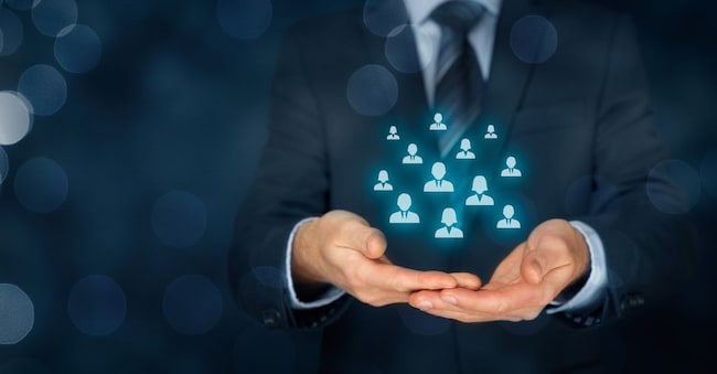 Assistenza clienti, attenzione ai dipendenti, gestione aziendale, risorse umane, assicurazione sulla vita, agenzia di collocamento e concetti di segmentazione di mercato. Composizione con un ampio banner su sfondo con effetto bokeh. jirsak - stock.adobe.com