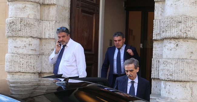 L'amministratore delegato di Mps Luigi Lovaglio e il vice direttore generale commerciale e vicario Maurizio Bai escono dalla sede centrale della Banca Monte dei Paschi di Siena, Siena, 22 giugno 2026. ANSA/FABIO DI PIETRO ANSA