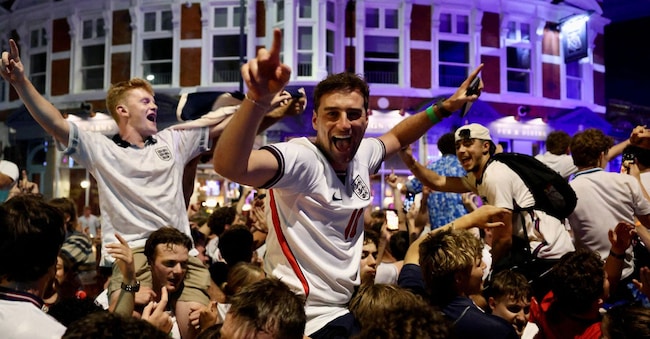 Tifosi inglesi festeggiano per le strade di Fulham, a Londra (Gran Bretagna), dopo la vittoria contro la Norvegia nei quarti di finale della Coppa del Mondo.  Reuters