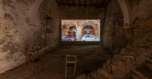 Installazione, Palazzo Maccafani, Pereto (AQ)_Flavio_Favelli, «Bologna Centrale», 2026, video 20 minuti. (Foto Giorgio Benni) Courtesy Galleria Monitor