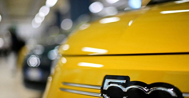 The logo of the new hybrid version of the Fiat 500 on the production line inside the Mirafiori plant in Turin, Italy, November 25, 2025. REUTERS/Daniele Mascolo/File Photo REUTERS