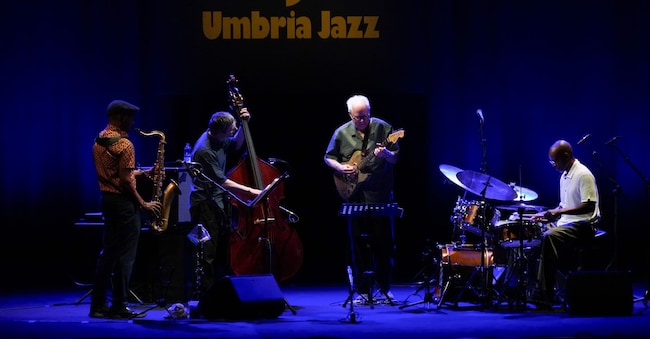 Il Bill Frisell Trio e Greg Tardy si esibiscono al Teatro Morlacchi durante Umbria Jazz a Perugia, in Italia, il 9 luglio 2026. (Reuters)