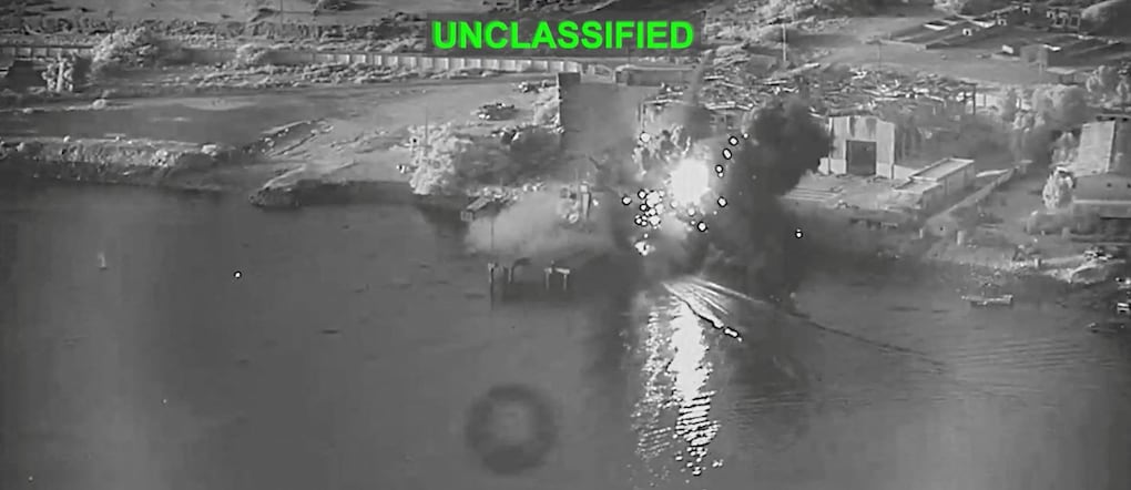 Un frame di un video diffuso dal Centcom Usa in cui si vedrebbe un attacco contro un cantiere navale iraniano a Bandar Abbas  via REUTERS