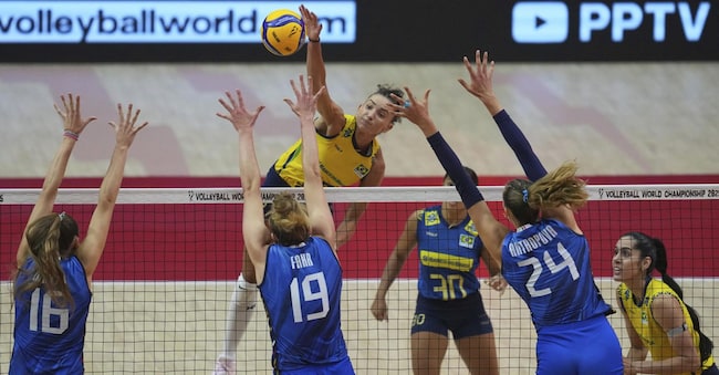 La brasiliana Gabriela Braga Guimaraes attacca contro l'italiana Stella Nervini (16), Sarah Luisa Fahr (19) ed Ekaterina Antropova (24) durante la semifinale del Campionato mondiale di pallavolo femminile FIVB 2025 tra Italia e Brasile all’Huamark Indoor Stadium di Bangkok, in Thailandia, sabato 6 settembre 2025.  (Foto AP/Sakchai Lalit/APS)