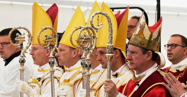 I vescovi appena consacrati, da sinistra: Pascal Schreiber, Michael Goldade, Michel Poinsinet de Sivry e Marc Hanappier, con indosso le mitre e con in mano i bastoni pastorali, posano al termine della cerimonia di consacrazione in un tendone allestito all’esterno del seminario della Fraternità San Pio X a Écône, in Svizzera, mercoledì 1° luglio 2026. (Foto AP/Baz Ratner) APN