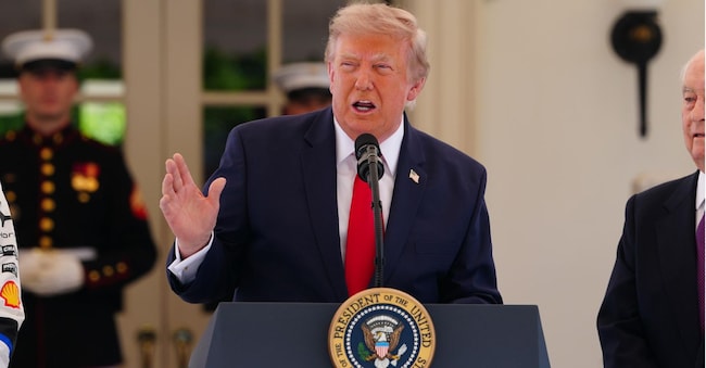epa13109100 Il presidente degli Stati Uniti Donald Trump tiene un discorso mentre ospita i migliori piloti dell’IndyCar alla Casa Bianca a Washington, DC, USA, il 13 luglio 2026, per promuovere la prima edizione del Gran Premio Freedom 250. La gara si terrà a Washington il 22 e 23 agosto 2026.  EPA/Aaron Schwartz / POOL Agenzia per la protezione dell'ambiente