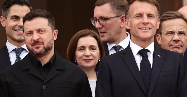 epa13109013 (da sinistra a destra) il primo ministro olandese Rob Jetten, il presidente ucraino Volodymyr Zelensky, la presidente moldava Maia Sandu, il primo ministro estone Kristen Michal, il presidente francese Emmanuel Macron e il primo ministro svedese Ulf Kristersson posano per una foto di gruppo in vista del vertice della «Coalizione dei Volenterosi» sulle garanzie di sicurezza per l’Ucraina all’Hotel des Invalides di Parigi, in Francia, il 13 luglio 2026. EPA/TERESA SUAREZ / POOL EPA