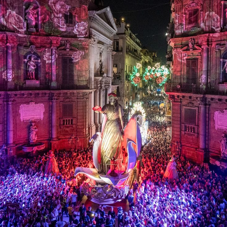 Festino, the night that brings Palermo to life: 400,000 people 