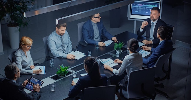 Nella sala riunioni aziendale: un gruppo eterogeneo di soci e dirigenti d’azienda che discutono, dibattono, e pianificano la strategia.  (Adobe Stock)