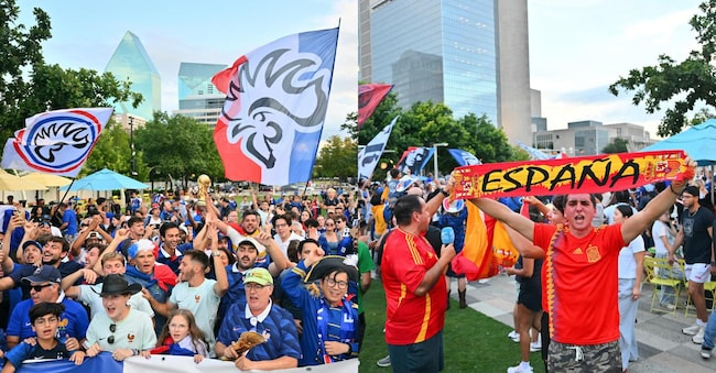 A sinistra: i tifosi della Francia si riuniscono a Dallas, in Texas. La Francia affronterà la Spagna nella semifinale della Coppa del Mondo FIFA 2026 al Dallas Stadium il 14 luglio 2026. Mentre a destra un tifoso spagnolo esulta facendo il tifo per la sua squadra. (EPA/Sam Wasson)