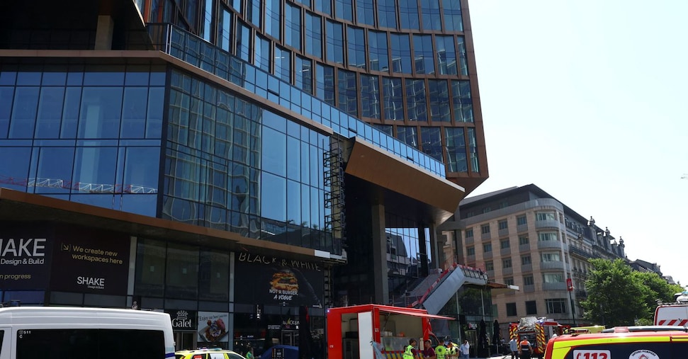 Incendio in un edificio nel centro di Bruxelles, morti e dispersi