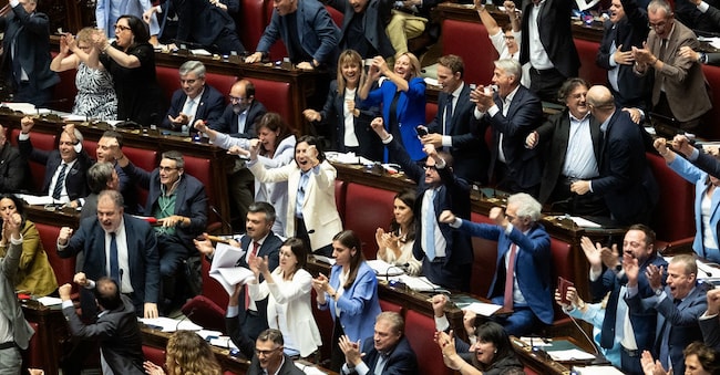 Esultanza delle opposizioni dopo la bocciatura dell’ emendamento 1.1077 Bignami in occasione dei lavori sulla legge elettorale per le elezioni della Camera dei deputati e del Senato della Repubblica. Camera dei deputati, Roma, Martedì 14 Luglio 2026  (photo by Mauro Scrobogna / LaPresse)   LAPRESSE