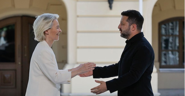 Il presidente ucraino Volodymyr Zelensky (a destra) e la presidente della Commissione europea Ursula von der Leyen (a sinistra) dopo la conferenza stampa congiunta tenuta a Kiev, in Ucraina, il 15 luglio 2026.  EPA