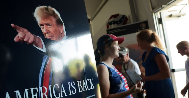 I visitatori vengono accolti da un manifesto raffigurante il presidente degli Stati Uniti Donald Trump presso lo stand del Dipartimento dell’Agricoltura degli Stati Uniti (USDA) alla Great American State Fair, che celebra il 250° anniversario dell’indipendenza degli Stati Uniti a Washington, D.C., Stati Uniti, il 2 luglio 2026. REUTERS/Jonathan Ernst REUTERS