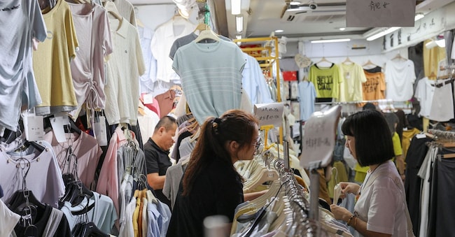 FOTO D'ARCHIVIO: Persone che fanno acquisti in un mercato all'ingrosso di abbigliamento a Guangzhou, nella provincia del Guangdong, in Cina, il 15 aprile 2026. REUTERS/Go Nakamura/Foto d'archivio REUTERS