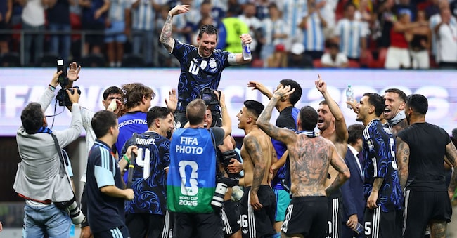 Calcio - Coppa del Mondo FIFA 2026 - Semifinale - Inghilterra-Argentina - Atlanta Stadium - 15 luglio 2026.  L'argentino Lionel Messi e i compagni di squadra festeggiano dopo la partita.  (Imagn Images via Reuters/Nathan Ray Seebeck)