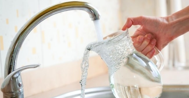In una foto d'archivio una caraffa riempita d'acqua di rubinetto, 7 agosto 2021. ANSA/ NIC BOTHMA EPA