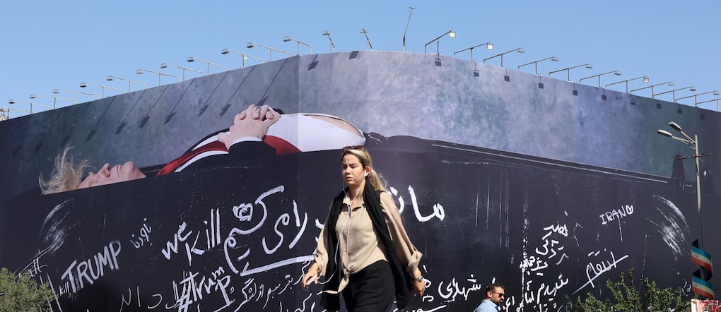 Una donna iraniana cammina accanto a un enorme cartellone pubblicitario anti-statunitense che raffigura il presidente degli Stati Uniti Donald Trump in una bara, accompagnato da una frase in persiano che recita: «Uccidiamo Trump», esposto in piazza Enghelab a Teheran, in Iran, il 15 luglio 2026.. EPA/ABEDIN TAHERKENAREH EPA