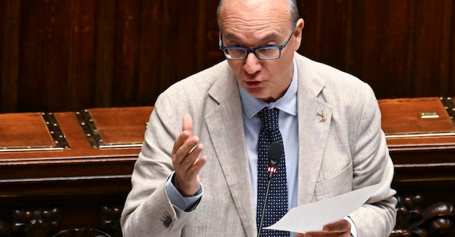 Il ministro dell'Istruzione e del Merito, Giuseppe Valditara, durante il question time alla Camera. (Ansa)