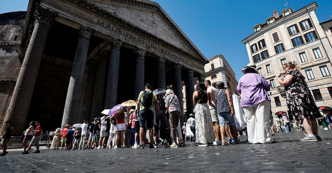 A Roma. Turisti in attesa di visitare il Pantheon nella Capitale. Situazioni simili a Firenze per accedere alla Galleria degli Uffizi o a Milano per il Cenacolo Vinciano.                              (ANSA/Angelo Carconi)