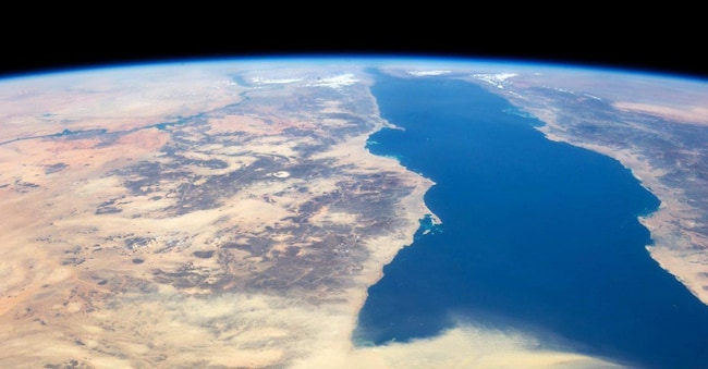 Immagine satellitare del mar Rosso, all’estremità si intravede lo stretto che porta a Suez EPA