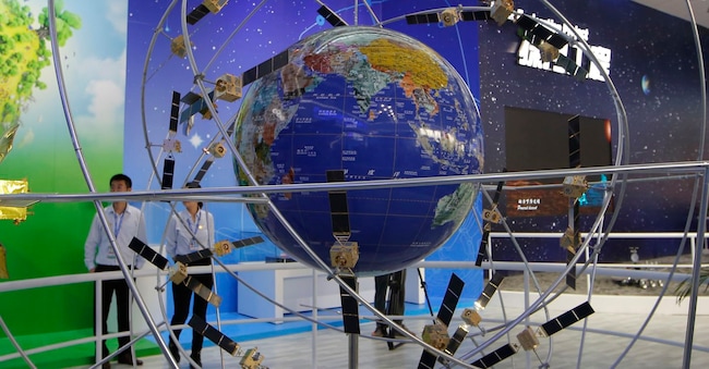 Foto d’archivio. Un modello del sistema di navigazione satellitare cinese Beidou esposto al Salone Internazionale dell'Aviazione e dell'Aerospaziale cinese.  (AP)