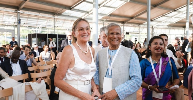 Muhammad Yunus con Sharon Stone. L’attrice è una grande sostenitrice dei progetti dell’economista e in questi giorni è stata in Italia