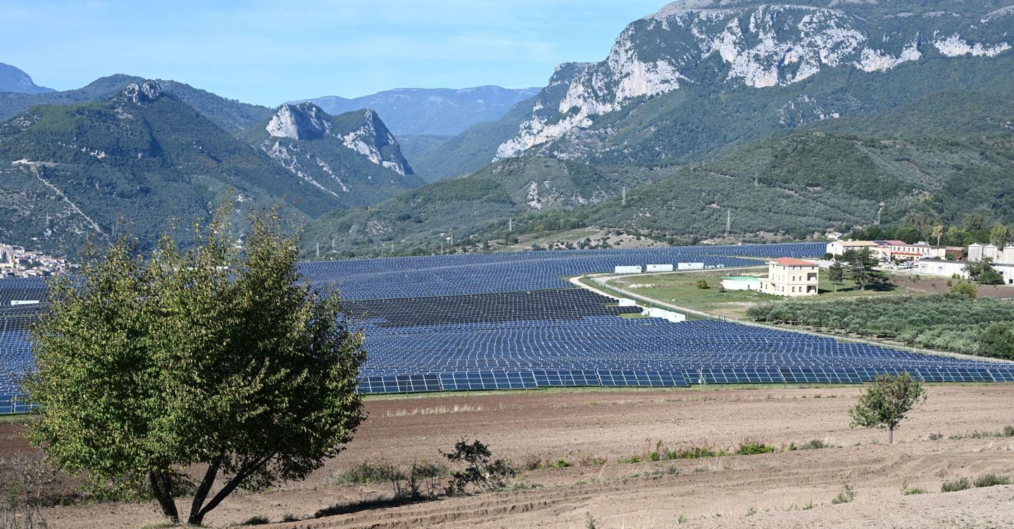 Fotovoltaico con pannelli a terra, legittimo il divieto di installazione in aree agricole
