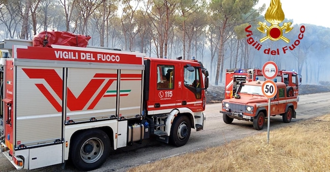 Un incendio ad Aglientu nella                  pineta vicino alla spiaggia di Bureddaggia, dove vi sono villette                  a uso turistico. 13 luglio 2026 ANSA