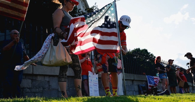 Un manifestante a favore dell’ICE posiziona una bandiera degli Stati Uniti davanti alla Maine State House, dopo che un agente dell’U.S. Immigration and Customs Enforcement (ICE) a Biddeford ha ucciso a colpi d’arma da fuoco Johan Sebastian Duran il 13 luglio, ad Augusta, nel Maine (Stati Uniti), il 15 luglio 2026. REUTERS/CJ Gunther REUTERS