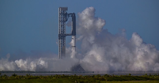 La Starship di SpaceX e il booster Super Heavy v3 hanno interrotto automaticamente la procedura all'accensione, prima del loro 13° volo di prova dal complesso di lancio di SpaceX a Starbase, in Texas (Stati Uniti), il 16 luglio 2026. REUTERS/Steve Nesius REUTERS