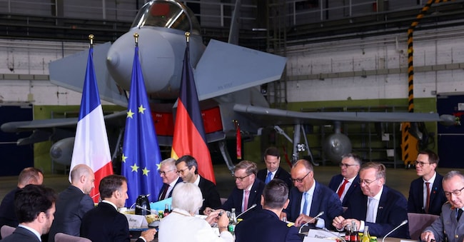 Il cancelliere tedesco, Friedrich Merz, e il presidente francese, Emmanuel Macron, presiedono la riunione del Consiglio franco-tedesco per la difesa e la sicurezza in un hangar della base aerea di Nörvenich, in Germania (REUTERS) REUTERS
