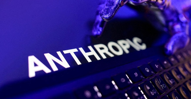 FOTO D'ARCHIVIO: Il logo di Anthropic, una tastiera e una mano robotica in questa illustrazione realizzata il 5 giugno 2026. REUTERS/Dado Ruvic/Illustrazione/Foto d'archivio REUTERS