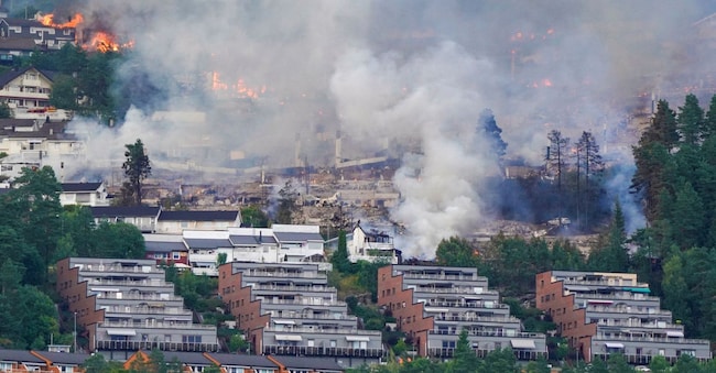 Il fumo si alza da un vasto incendio che si è propagato dalle villette a schiera di Krokstadelva, nel comune di Drammen, in Norvegia, il 17 luglio 2026. Thomas Fure/NTB/via REUTERS  via REUTERS