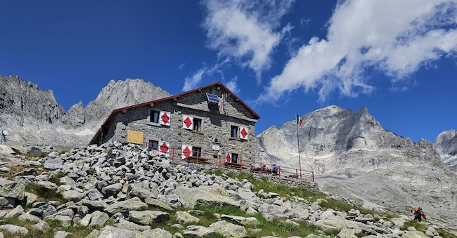 Valtellina. Il Rifugio Giannetti è gestito dal 1986 da Giacomo “Mimmo” Fiorelli