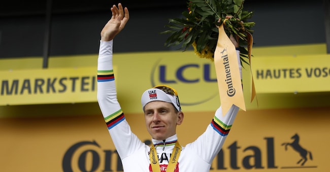  Il ciclista sloveno Tadej Pogacar dell’UAE Team Emirates XRG festeggia sul podio dopo aver vinto la 14ª tappa del Tour de France, un percorso di 155,3 km da Mulhouse a Le Markstein Fellering, in Francia, il 18 luglio 2026.   (EPA/Yoan Valat)