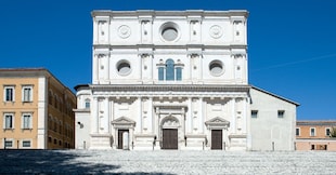 L'Aquila, la basilica di San Bernardino del XV secolo. (Alamy Stock Photo)