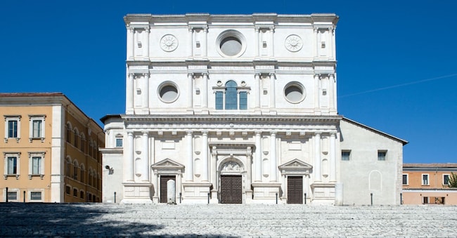 L'Aquila, la basilica di San Bernardino del XV secolo. (Alamy Stock Photo)