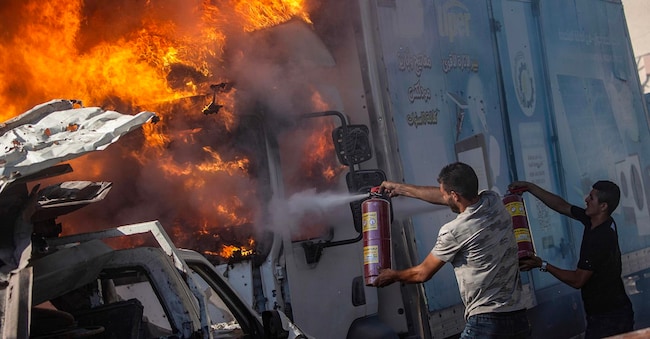 I palestinesi spengono un camion in fiamme a seguito di un attacco aereo israeliano nella zona sud della città di Gaza, il 12 luglio 2026. Secondo il Ministero della Salute di Gaza, nell’attacco sono rimasti feriti più di 14 palestinesi.  EPA/MOHAMMED SABER EPA