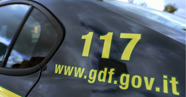 foto simbolica - auto della Guardia di Finanza IMAGOECONOMICA